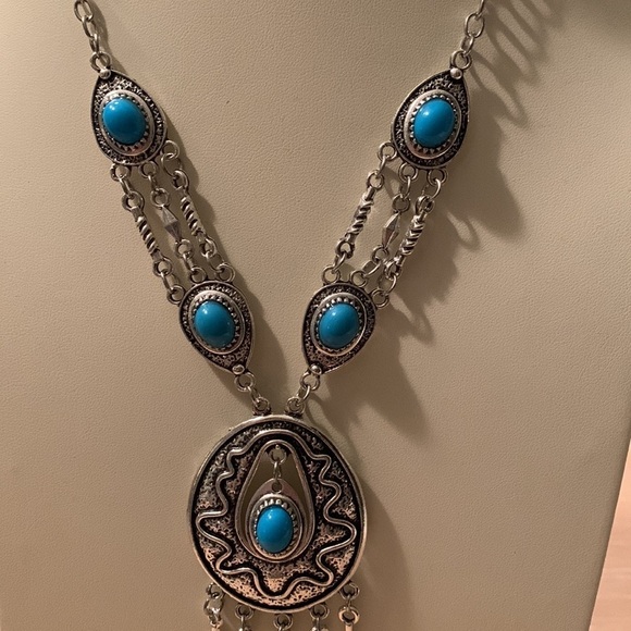 Faux turquoise and silver necklace costume jewelry piece good condition - Picture 2 of 5